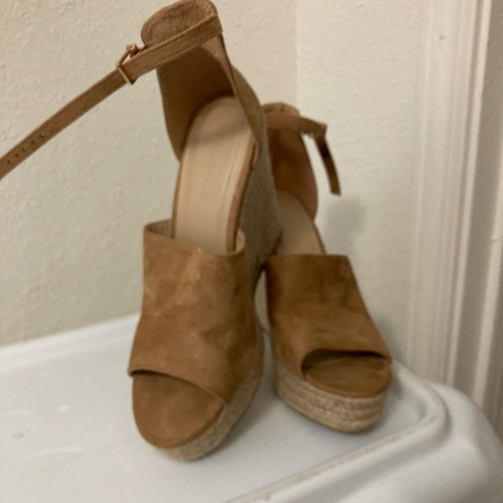 Beautiful Tan Wedges , Size 8 . Good condition. Wear Casual or date night !